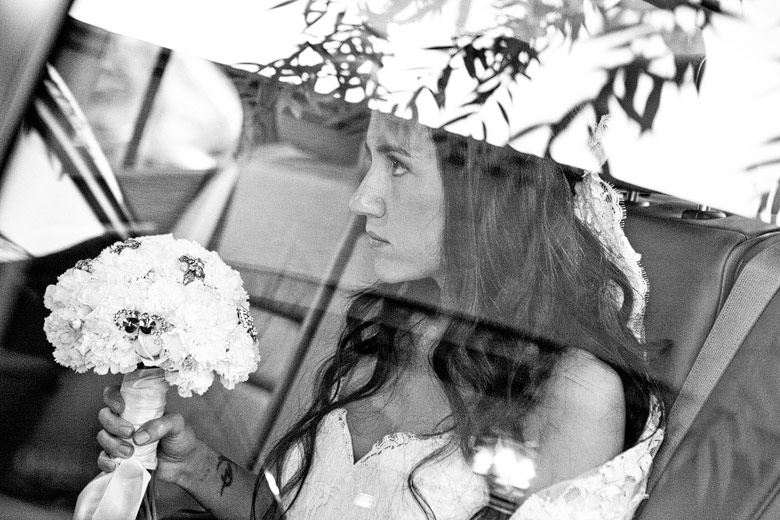La novia en el auto rumbo al salón