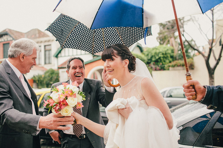 Llegada de la novia con lluvia